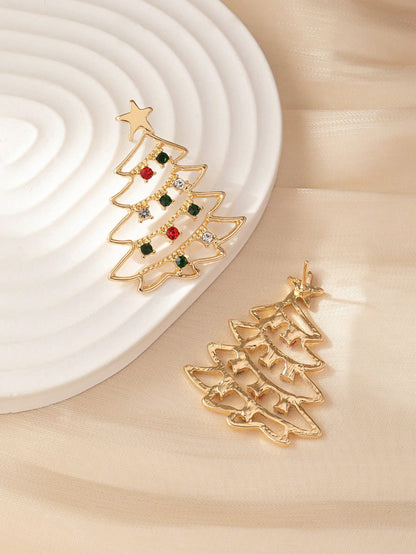 زوج من الأقراط المعدنية بتصميم شجرة عيد الميلاد