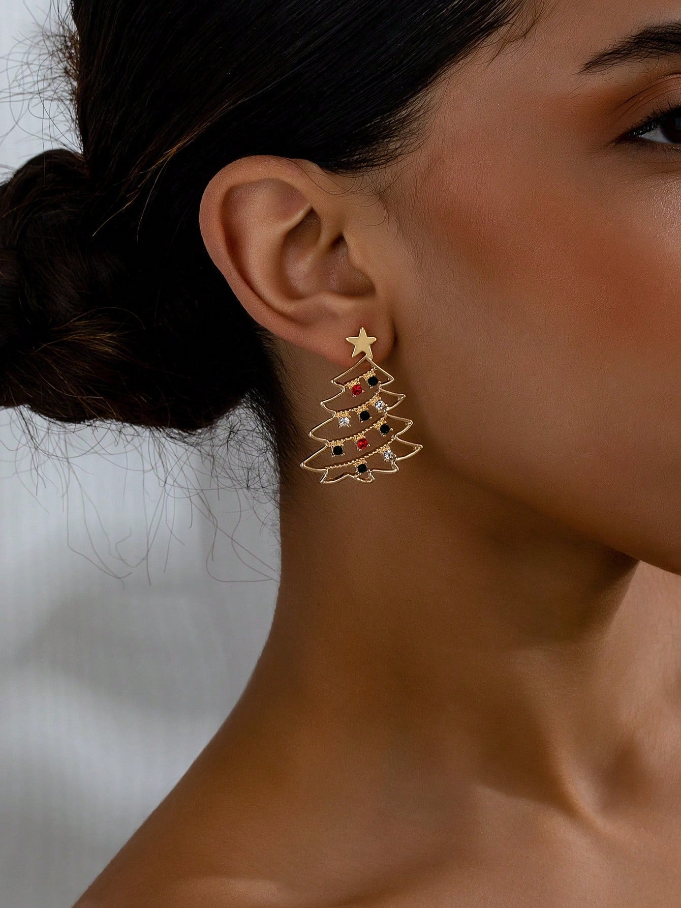 زوج من الأقراط المعدنية بتصميم شجرة عيد الميلاد