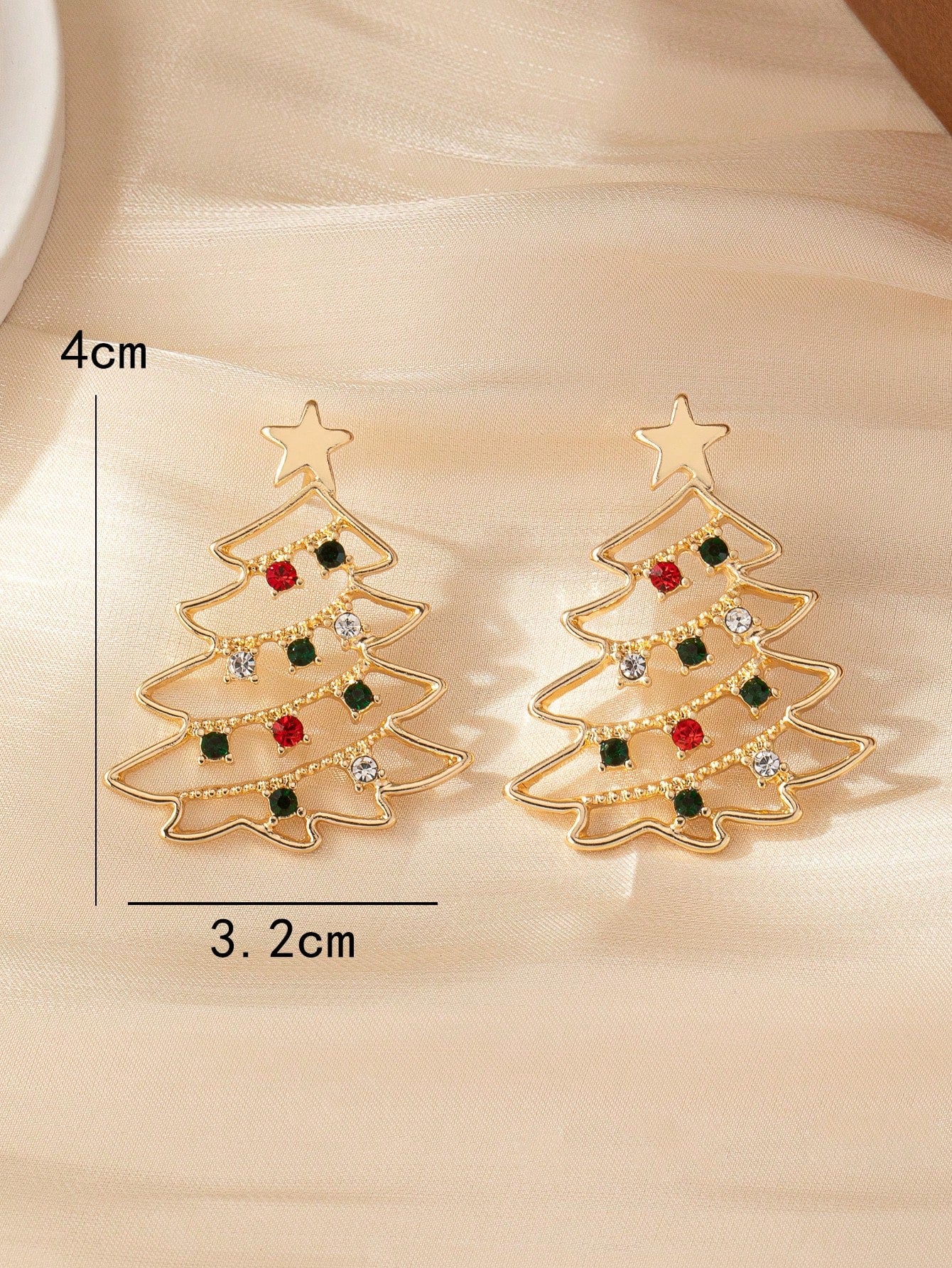 زوج من الأقراط المعدنية بتصميم شجرة عيد الميلاد