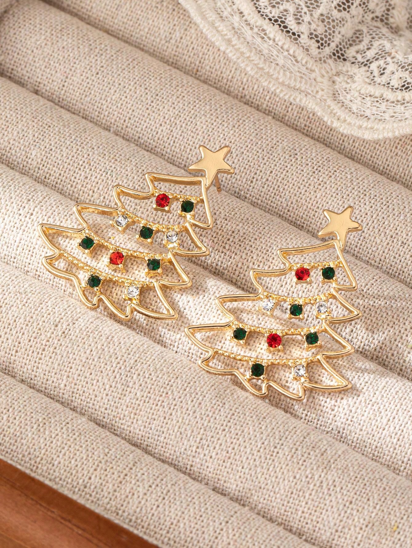 زوج من الأقراط المعدنية بتصميم شجرة عيد الميلاد