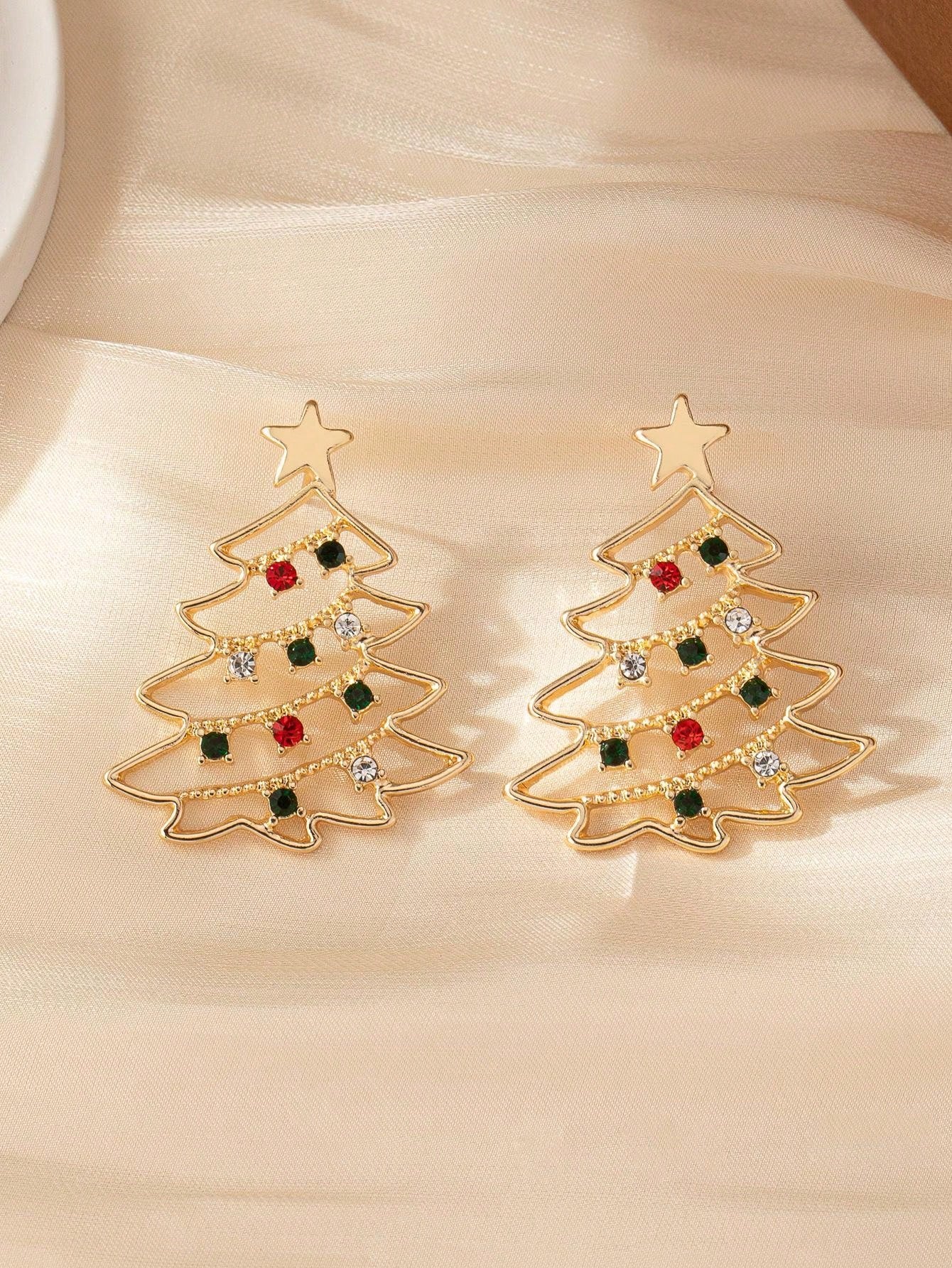 زوج من الأقراط المعدنية بتصميم شجرة عيد الميلاد