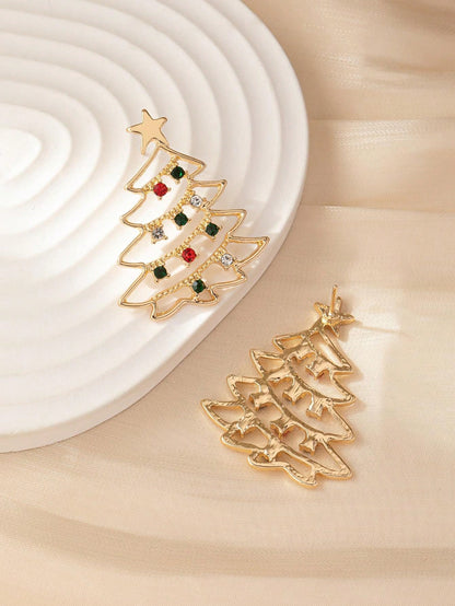 زوج من الأقراط المعدنية بتصميم شجرة عيد الميلاد