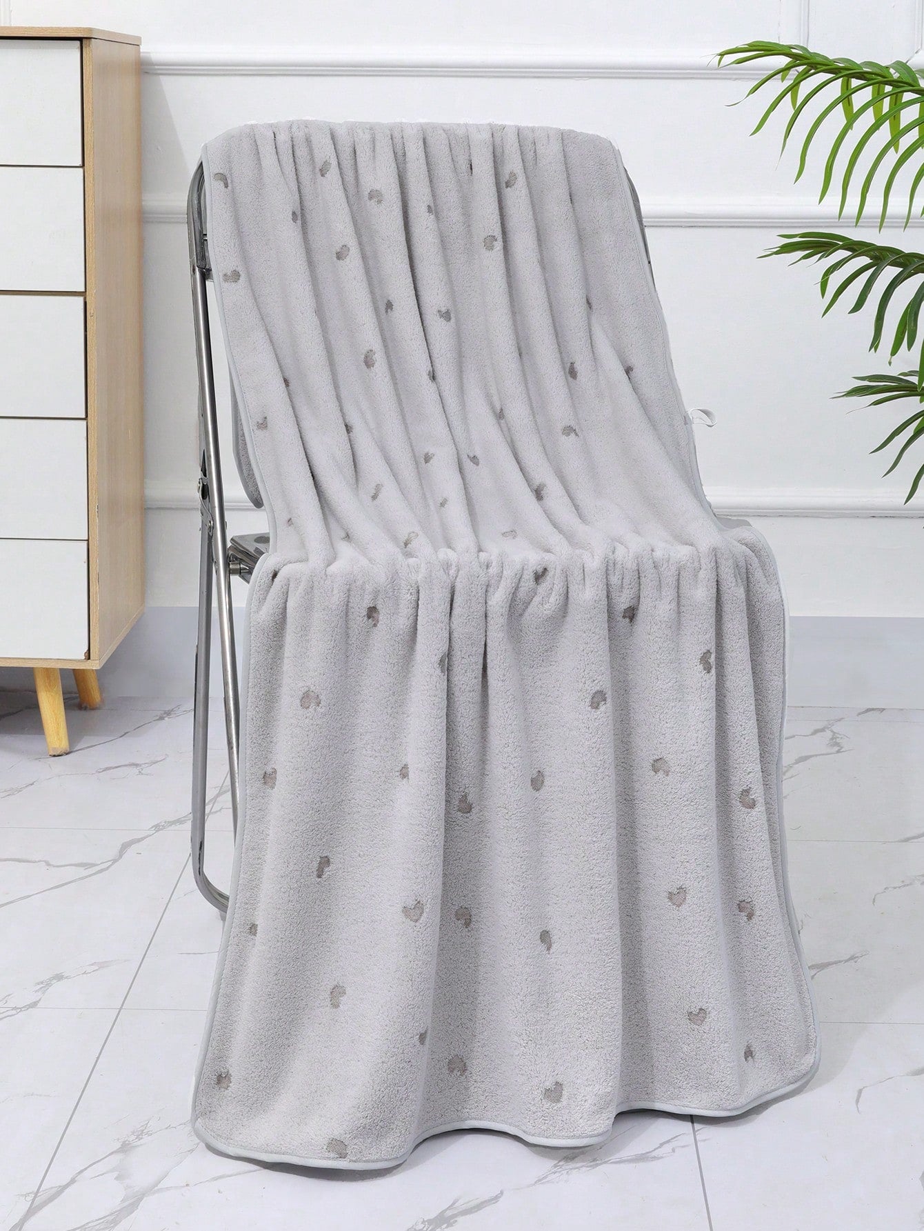 منشفة صغيرة بشكل القلب المصنوعة من قطن الكورال الناعم والماصة للماء، مثالية للاستخدام في الحمامات والصالات الرياضية والفنادق والاستخدام اليومي. هدية مثالية لعيد الأم و