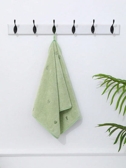 منشفة صغيرة بشكل القلب المصنوعة من قطن الكورال الناعم والماصة للماء، مثالية للاستخدام في الحمامات والصالات الرياضية والفنادق والاستخدام اليومي. هدية مثالية لعيد الأم و