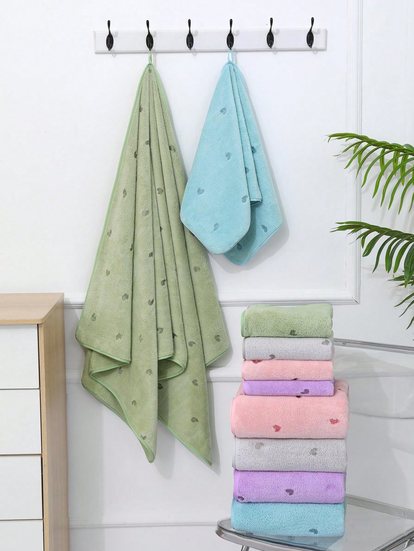 منشفة صغيرة بشكل القلب المصنوعة من قطن الكورال الناعم والماصة للماء، مثالية للاستخدام في الحمامات والصالات الرياضية والفنادق والاستخدام اليومي. هدية مثالية لعيد الأم و