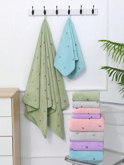 منشفة صغيرة بشكل القلب المصنوعة من قطن الكورال الناعم والماصة للماء، مثالية للاستخدام في الحمامات والصالات الرياضية والفنادق والاستخدام اليومي. هدية مثالية لعيد الأم و