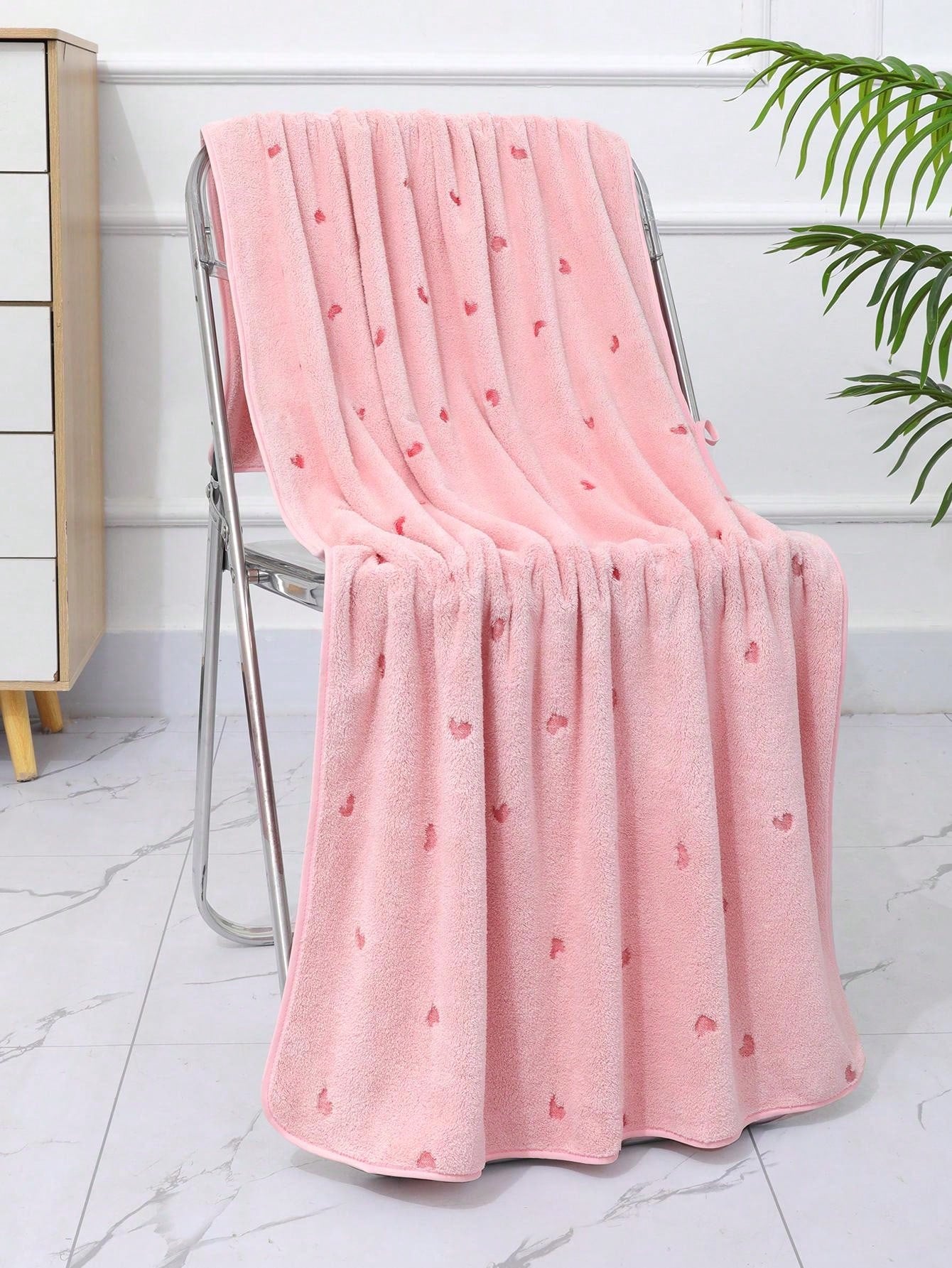 منشفة صغيرة بشكل القلب المصنوعة من قطن الكورال الناعم والماصة للماء، مثالية للاستخدام في الحمامات والصالات الرياضية والفنادق والاستخدام اليومي. هدية مثالية لعيد الأم و