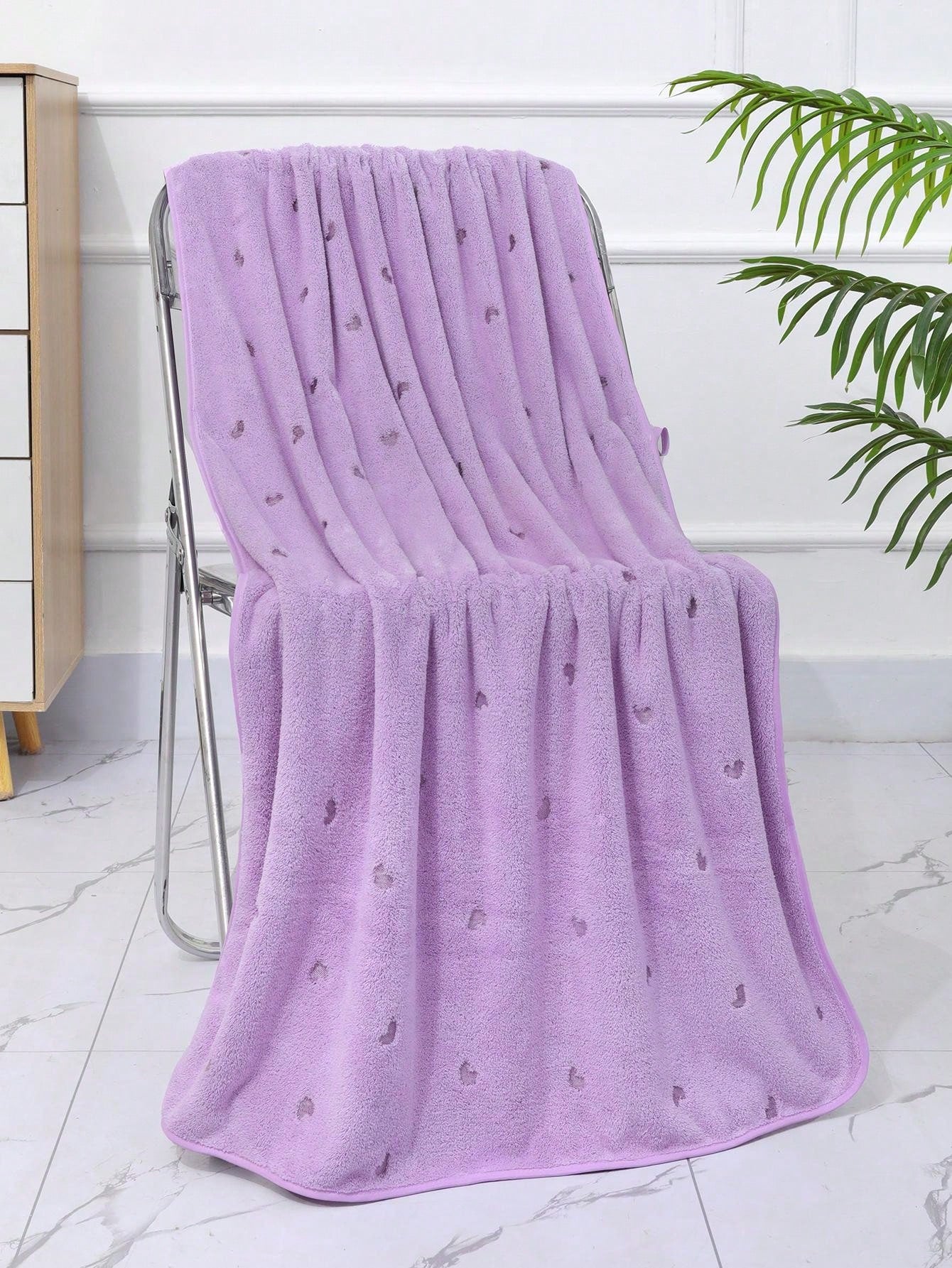 منشفة صغيرة بشكل القلب المصنوعة من قطن الكورال الناعم والماصة للماء، مثالية للاستخدام في الحمامات والصالات الرياضية والفنادق والاستخدام اليومي. هدية مثالية لعيد الأم و