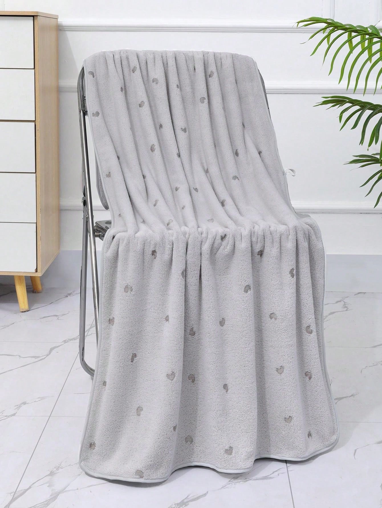 منشفة صغيرة بشكل القلب المصنوعة من قطن الكورال الناعم والماصة للماء، مثالية للاستخدام في الحمامات والصالات الرياضية والفنادق والاستخدام اليومي. هدية مثالية لعيد الأم و