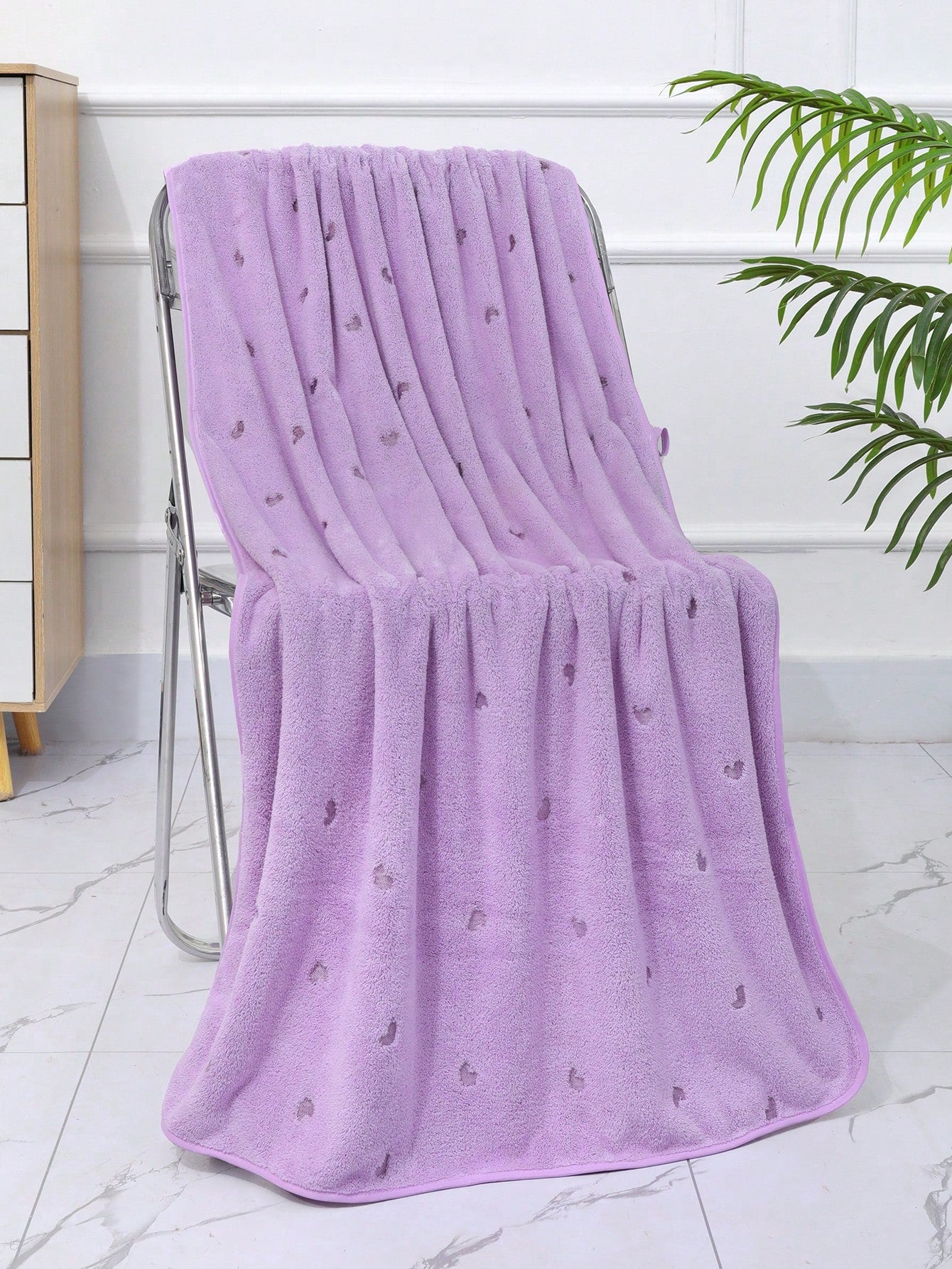 منشفة صغيرة بشكل القلب المصنوعة من قطن الكورال الناعم والماصة للماء، مثالية للاستخدام في الحمامات والصالات الرياضية والفنادق والاستخدام اليومي. هدية مثالية لعيد الأم و