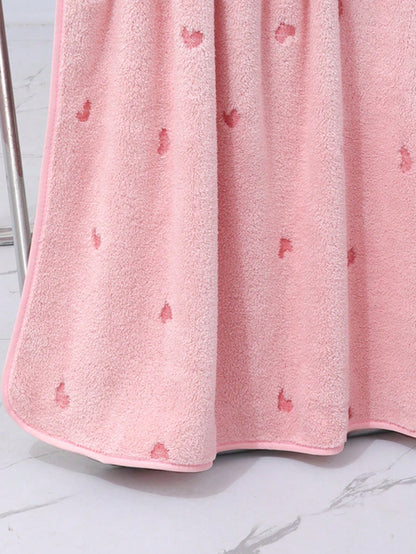 منشفة صغيرة بشكل القلب المصنوعة من قطن الكورال الناعم والماصة للماء، مثالية للاستخدام في الحمامات والصالات الرياضية والفنادق والاستخدام اليومي. هدية مثالية لعيد الأم و