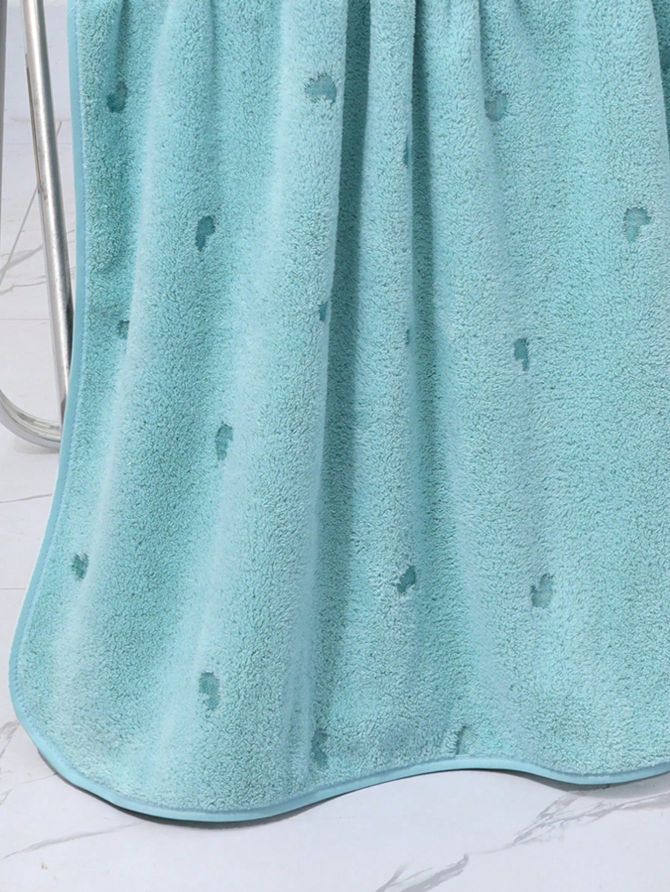 منشفة صغيرة بشكل القلب المصنوعة من قطن الكورال الناعم والماصة للماء، مثالية للاستخدام في الحمامات والصالات الرياضية والفنادق والاستخدام اليومي. هدية مثالية لعيد الأم و