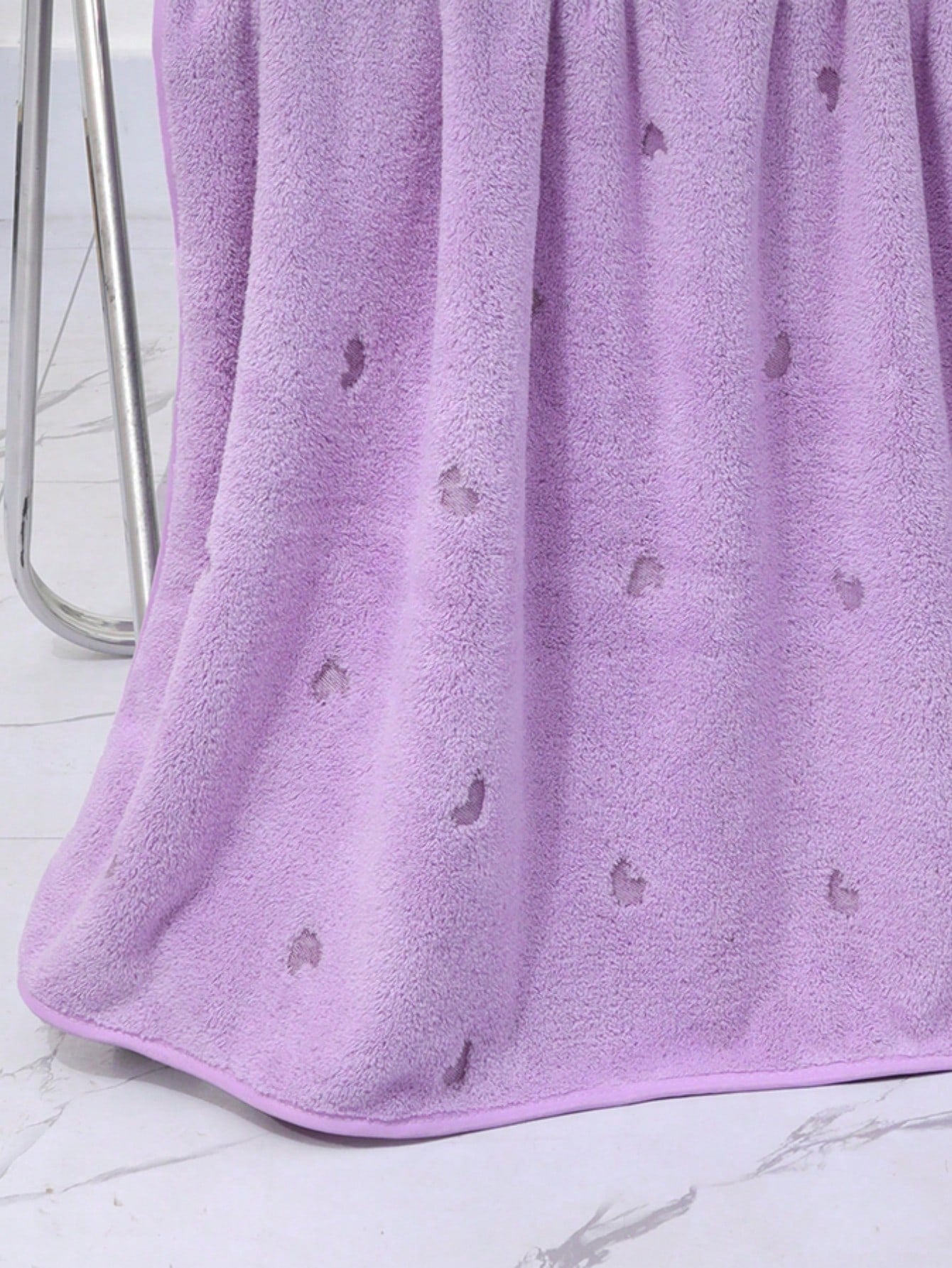 منشفة صغيرة بشكل القلب المصنوعة من قطن الكورال الناعم والماصة للماء، مثالية للاستخدام في الحمامات والصالات الرياضية والفنادق والاستخدام اليومي. هدية مثالية لعيد الأم و