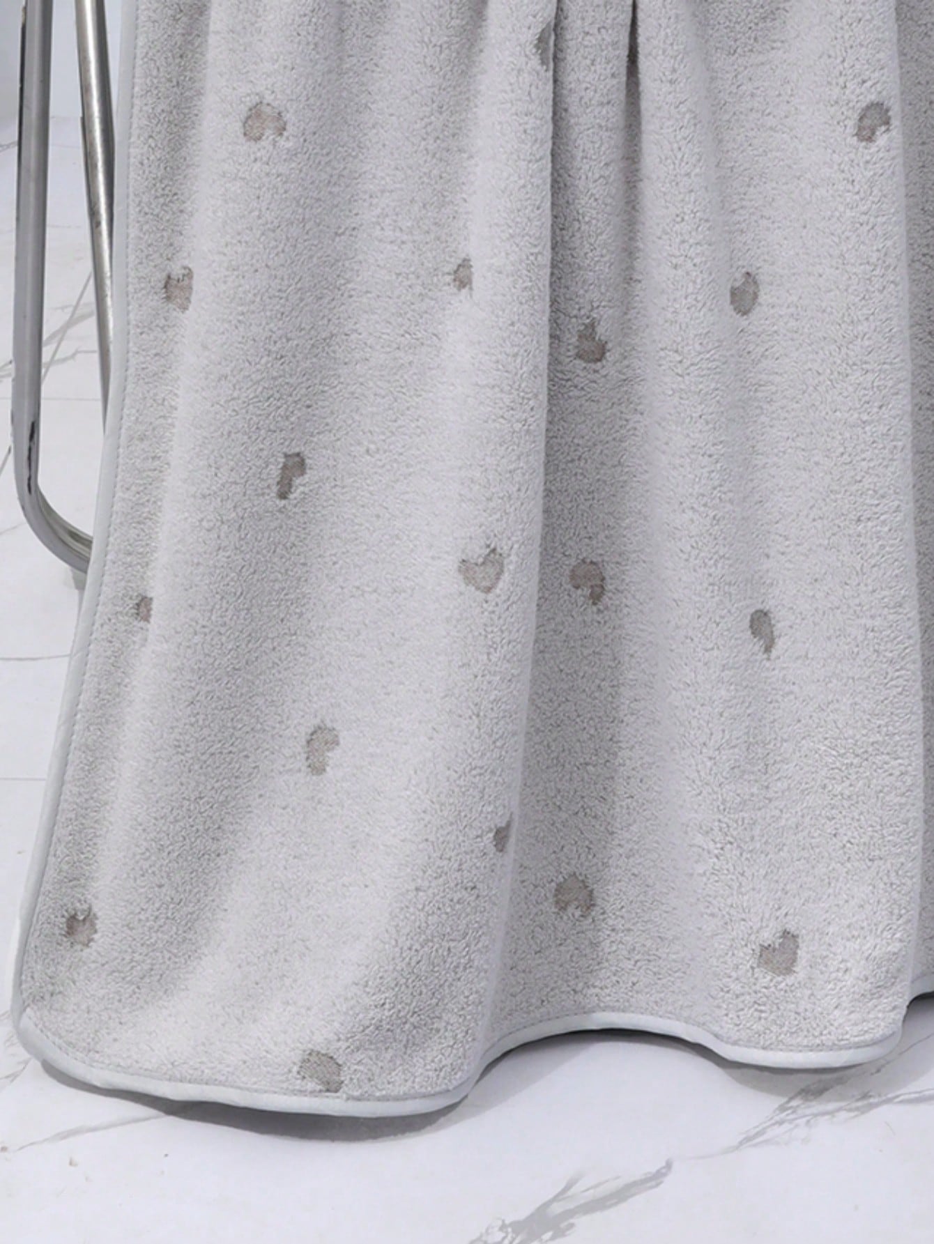 منشفة صغيرة بشكل القلب المصنوعة من قطن الكورال الناعم والماصة للماء، مثالية للاستخدام في الحمامات والصالات الرياضية والفنادق والاستخدام اليومي. هدية مثالية لعيد الأم و