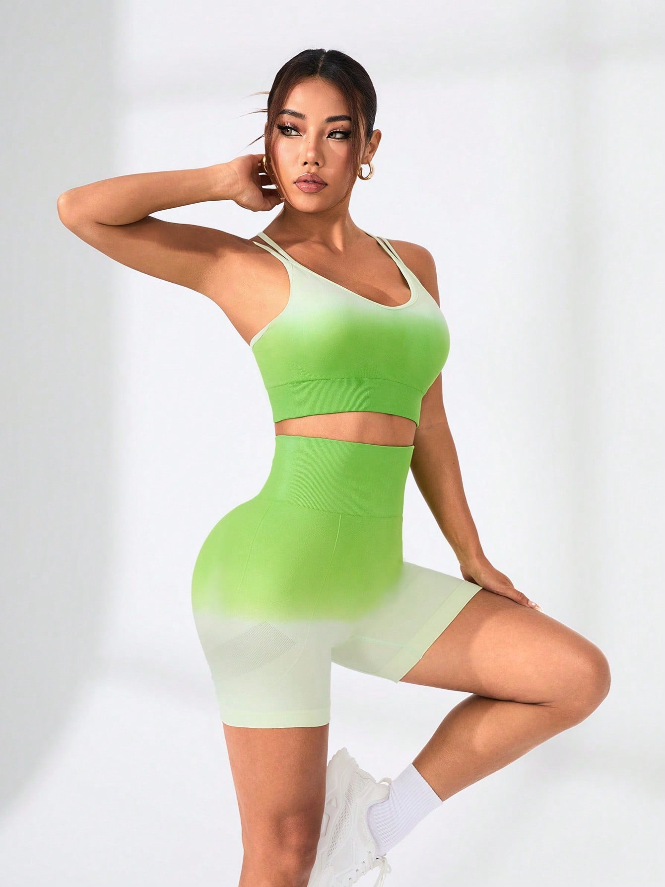 بدلة نسائية برازيلية بسيطة متدرجة لليومية والرياضة، مكوّنة من حمّالة صدر وسروال بيكر