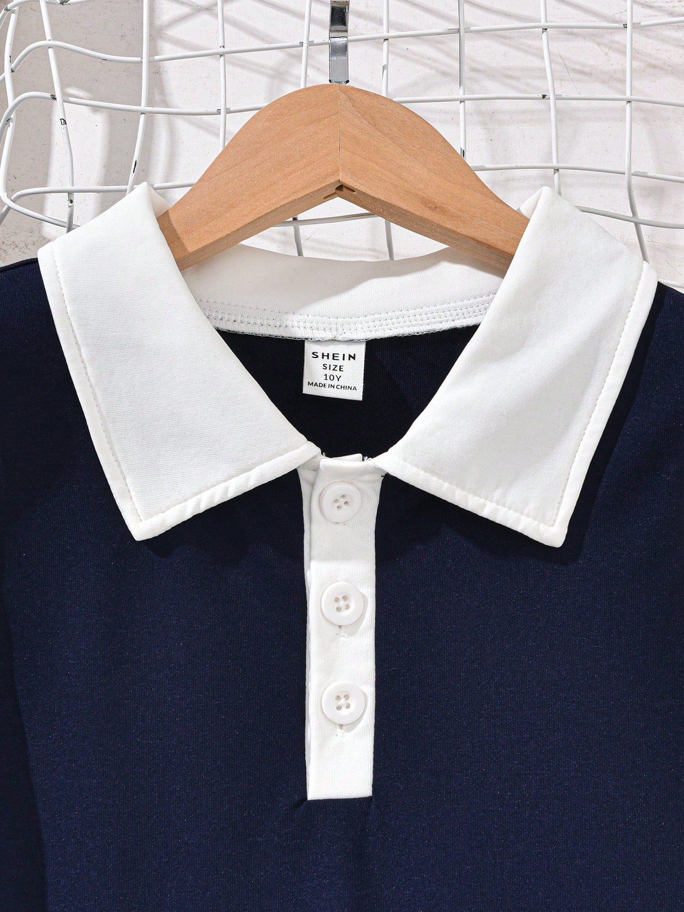 فستان أزرق مخطط بياقة بولو عصري للفتاة المراهقة بدون أكمام بأسلوب أكاديمي