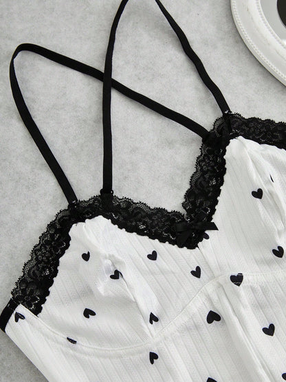 رومبر كامي أبيض مع طباعة قلب وتباين الدانتيل للنساء