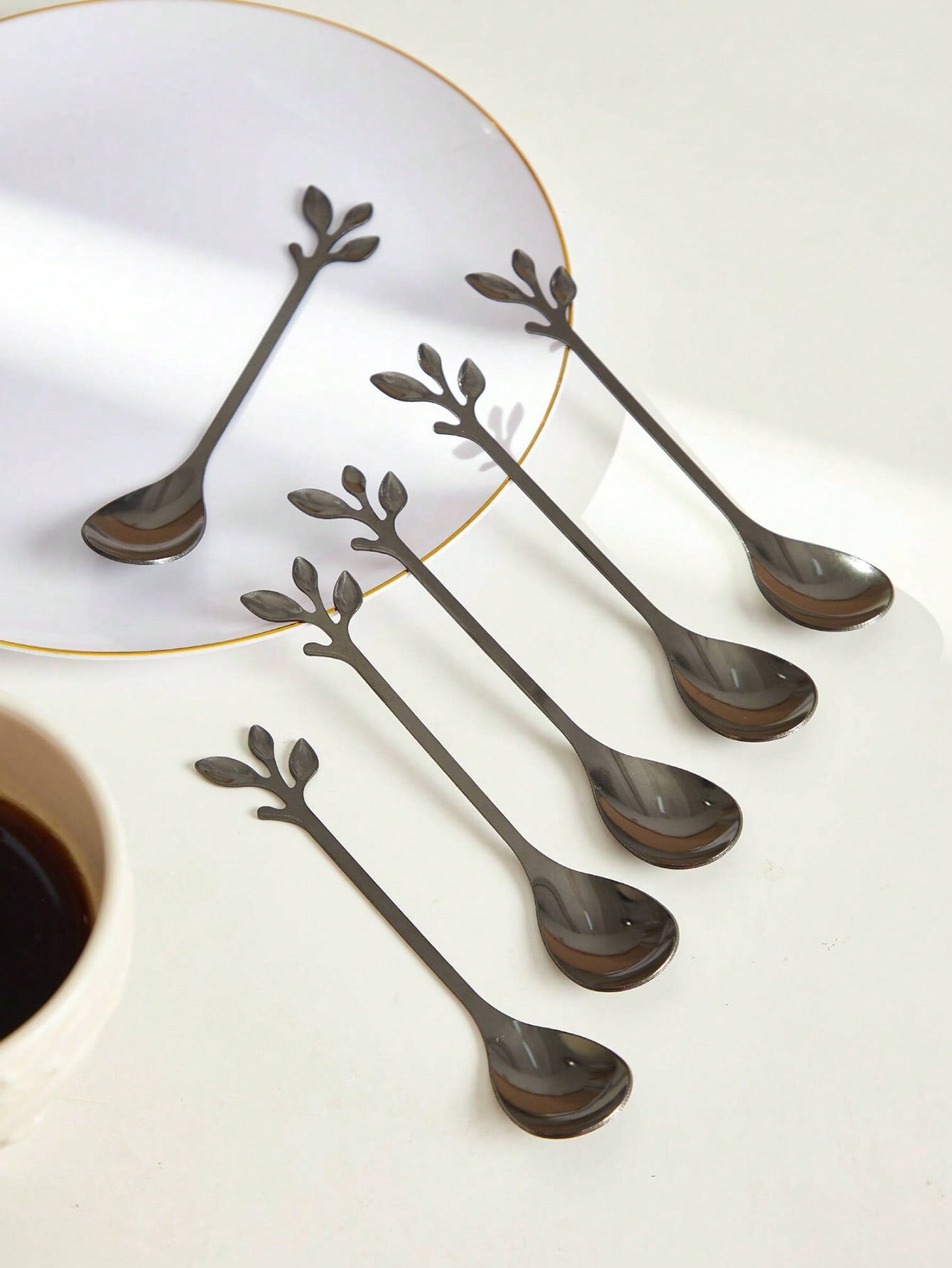 مجموعة ملعقة وشوكة بتصميم أوراق