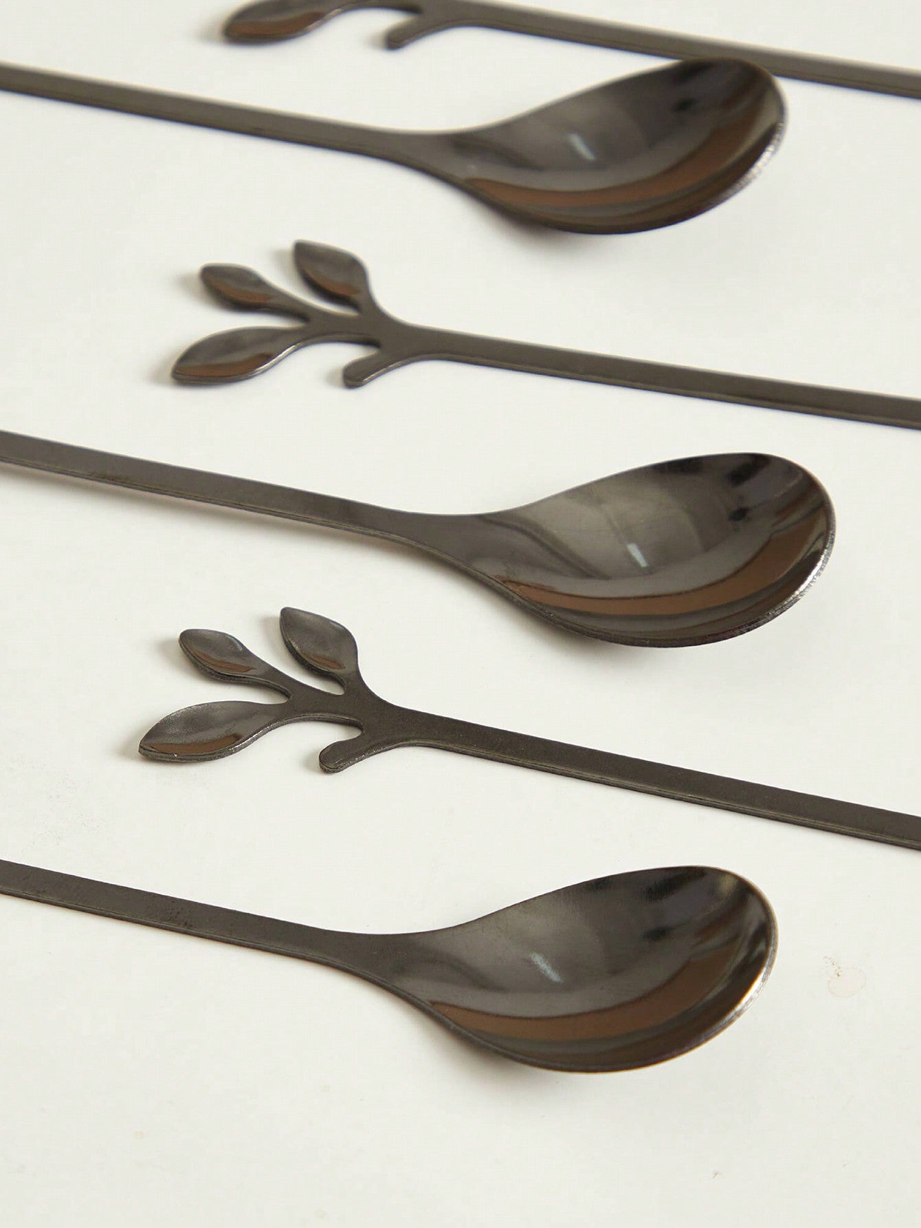 مجموعة ملعقة وشوكة بتصميم أوراق