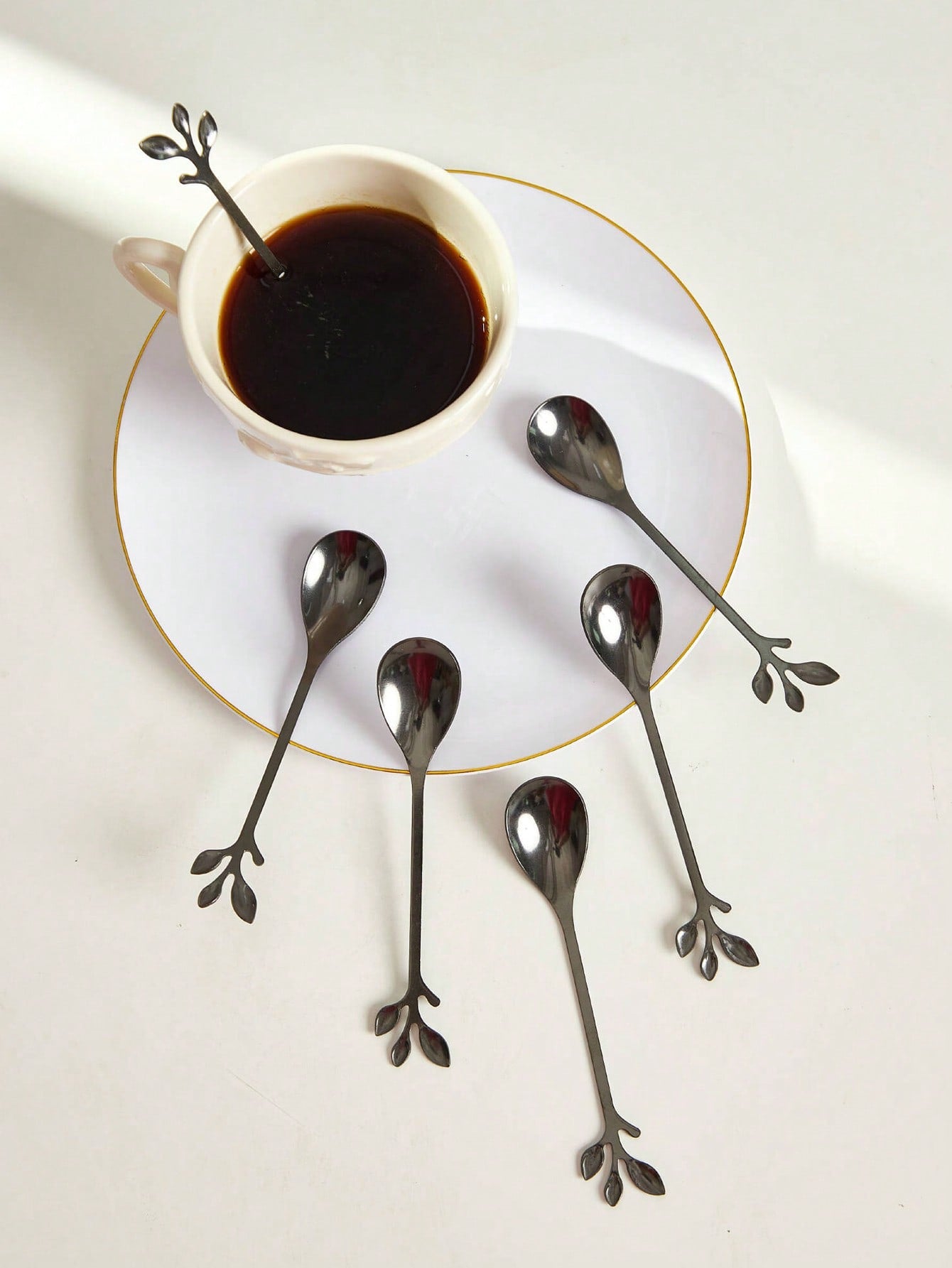 مجموعة ملعقة وشوكة بتصميم أوراق