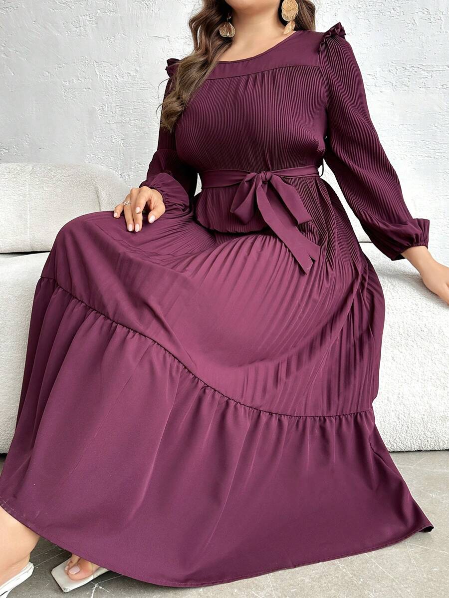 فستان بلس بأكمام قرون اللانتيرن وحاشية مكشكشة وحزام وطيات