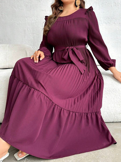 فستان بلس بأكمام قرون اللانتيرن وحاشية مكشكشة وحزام وطيات