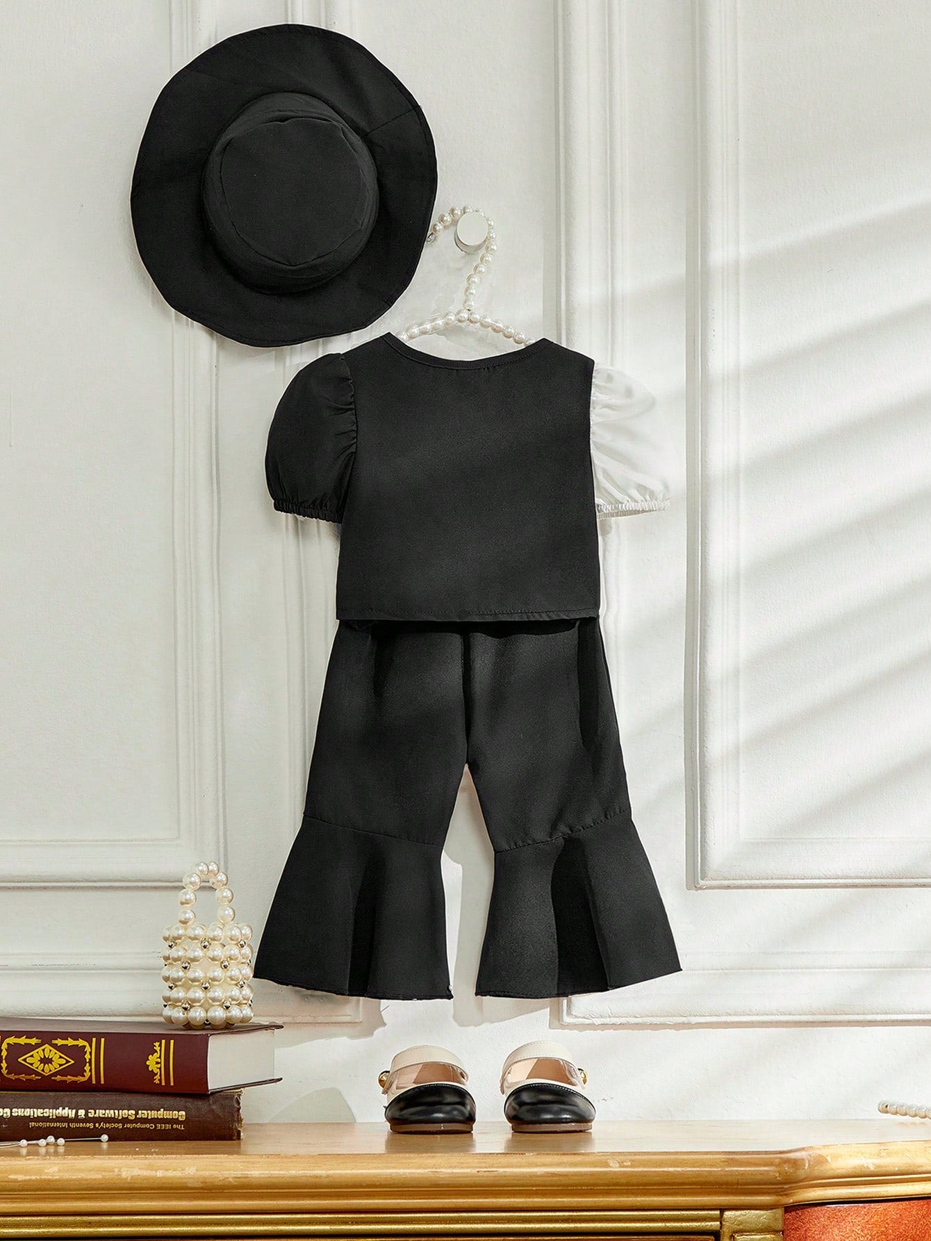 تي شيرت مع زينة القوس وأكمام منتفخة بلونين مع بنطلون بأرجل واسعة وقبعة لطفلة