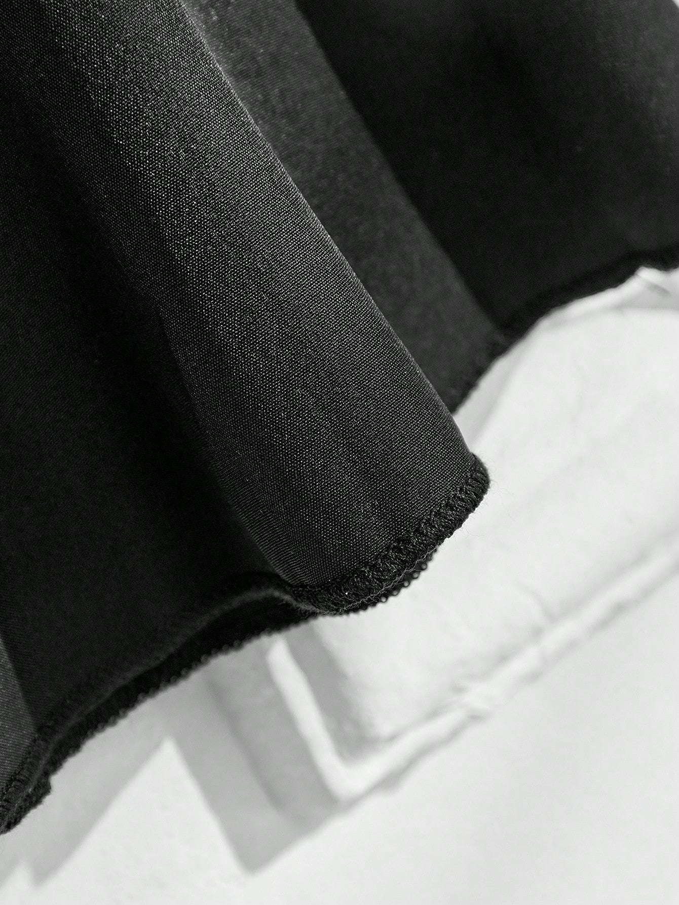 تي شيرت مع زينة القوس وأكمام منتفخة بلونين مع بنطلون بأرجل واسعة وقبعة لطفلة