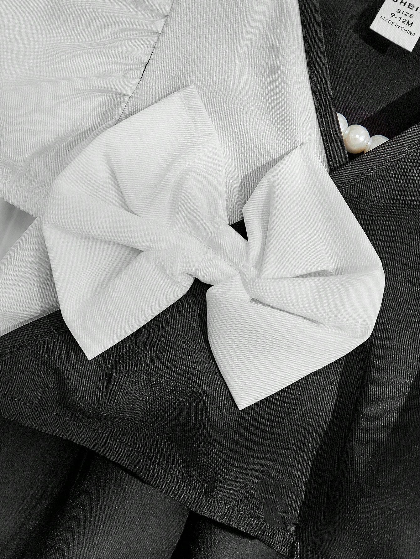 تي شيرت مع زينة القوس وأكمام منتفخة بلونين مع بنطلون بأرجل واسعة وقبعة لطفلة