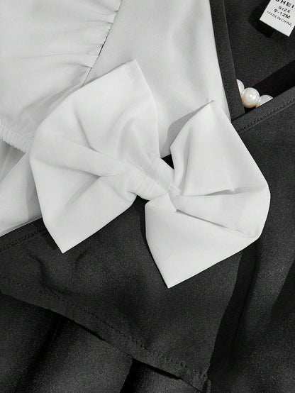 تي شيرت مع زينة القوس وأكمام منتفخة بلونين مع بنطلون بأرجل واسعة وقبعة لطفلة