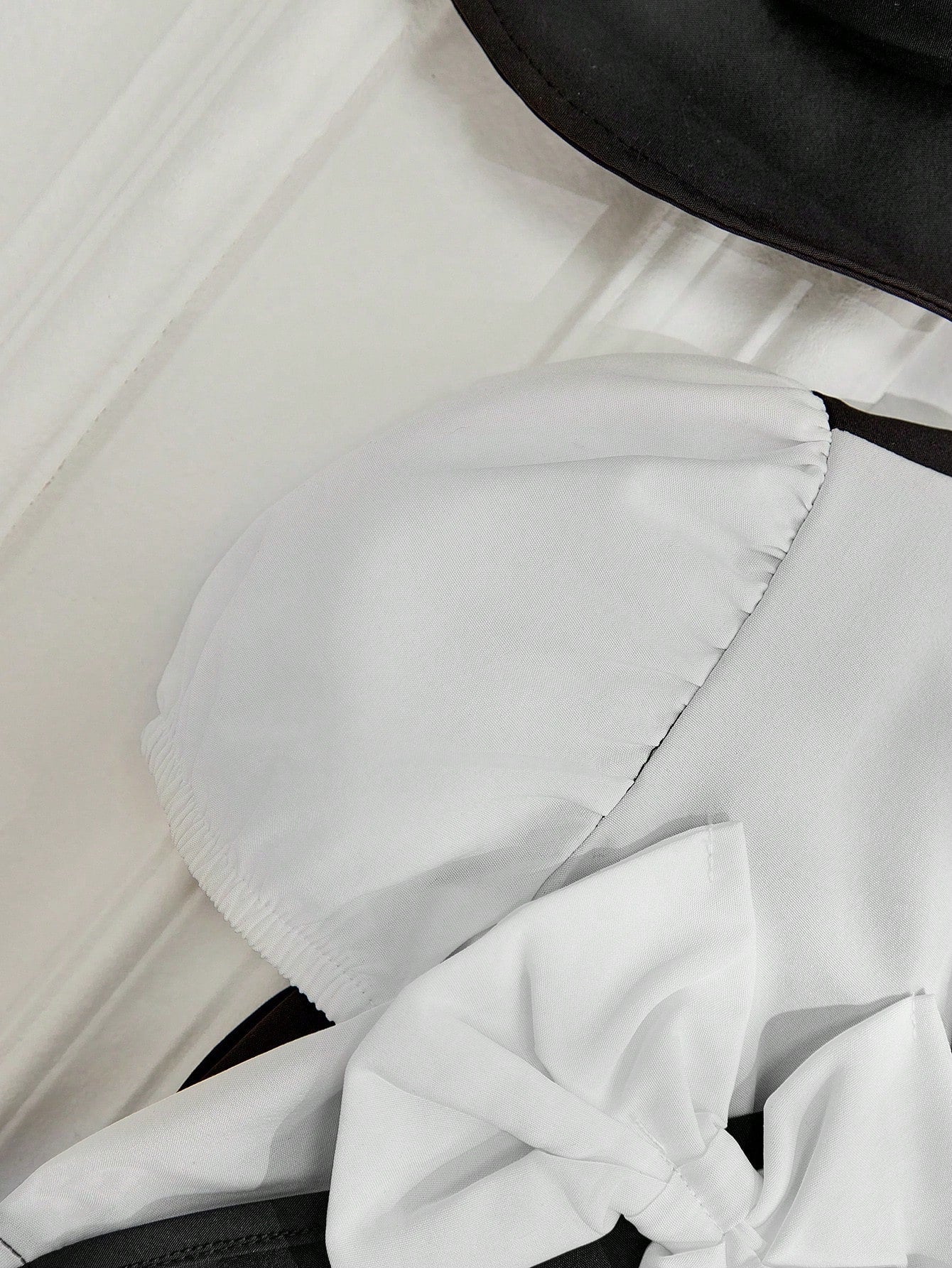 تي شيرت مع زينة القوس وأكمام منتفخة بلونين مع بنطلون بأرجل واسعة وقبعة لطفلة