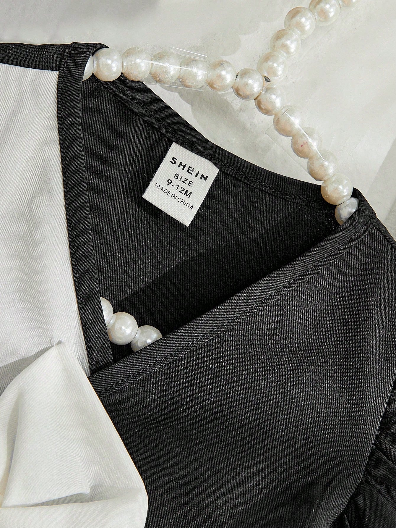 تي شيرت مع زينة القوس وأكمام منتفخة بلونين مع بنطلون بأرجل واسعة وقبعة لطفلة