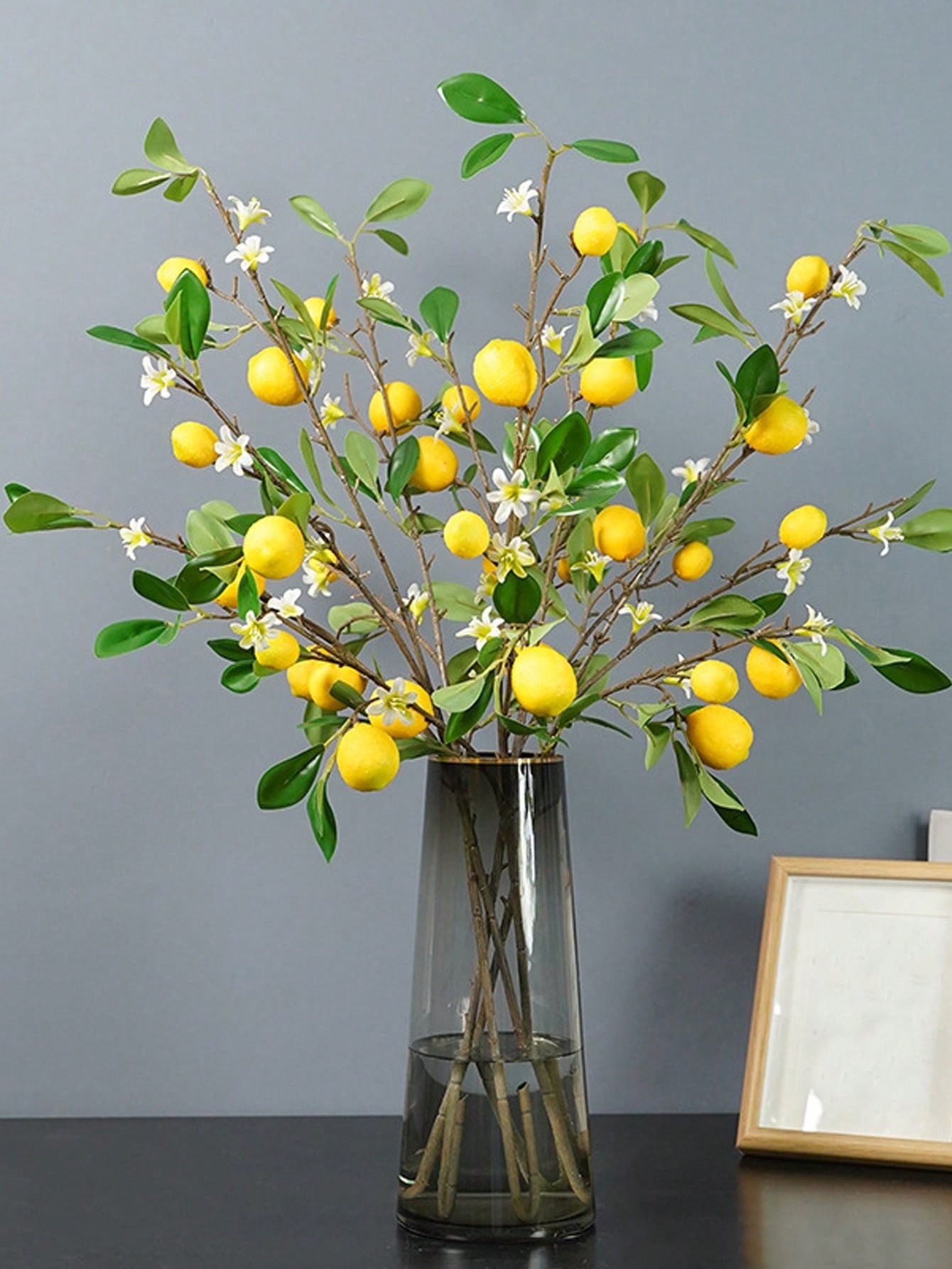 فرع شجرة ليمون اصطناعي وهمي مع أوراق خضراء وليمون على أغصان طويلة مناسبة للمزارع والفازات وطاولات الطعام للديكور المنزلي