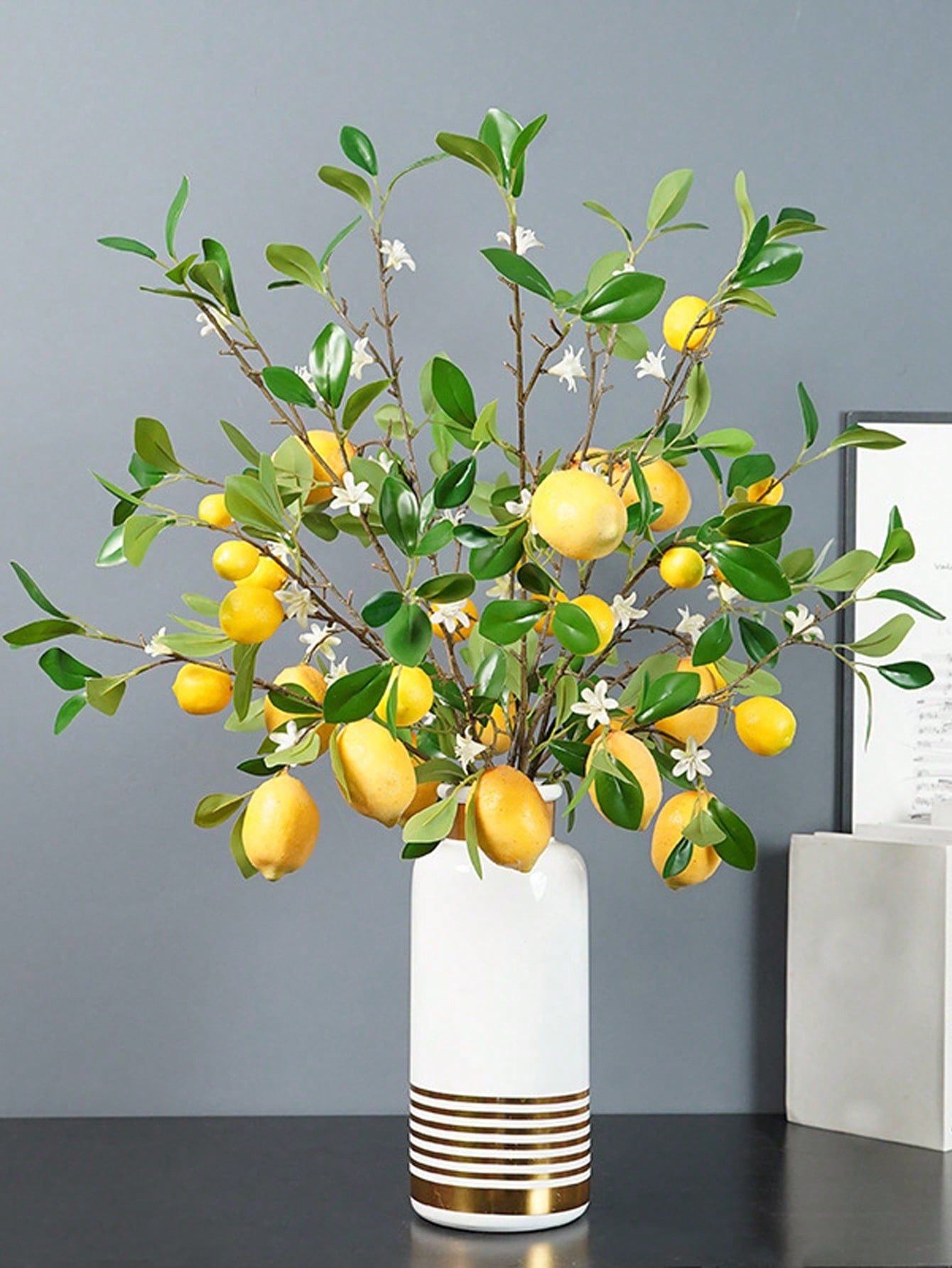 فرع شجرة ليمون اصطناعي وهمي مع أوراق خضراء وليمون على أغصان طويلة مناسبة للمزارع والفازات وطاولات الطعام للديكور المنزلي