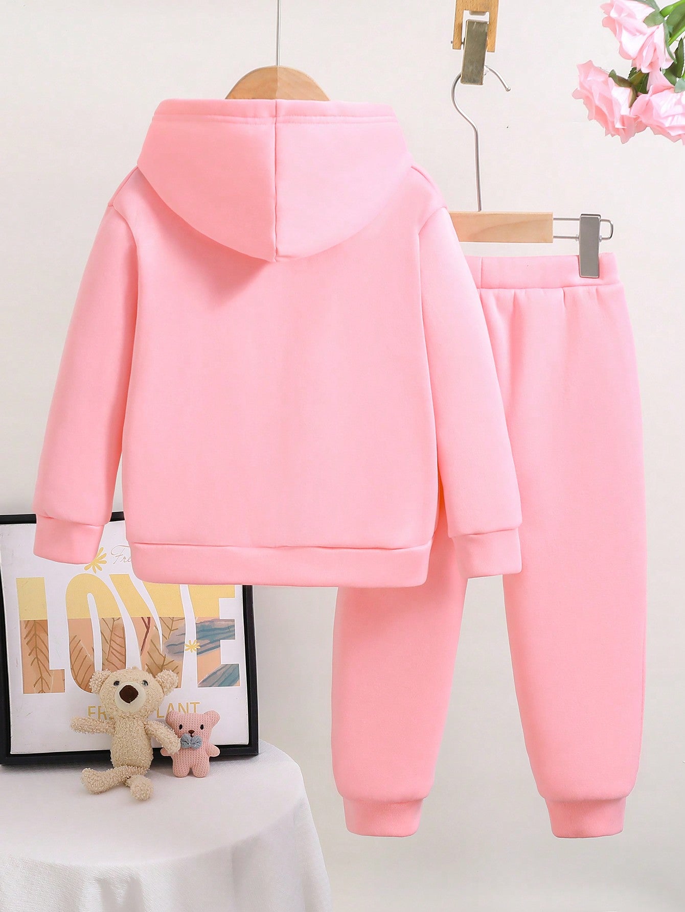 طقم شبابيات البنات المكون من هودي أنيق مع بنطلون رياضي بطبعة كرتونية دافئة