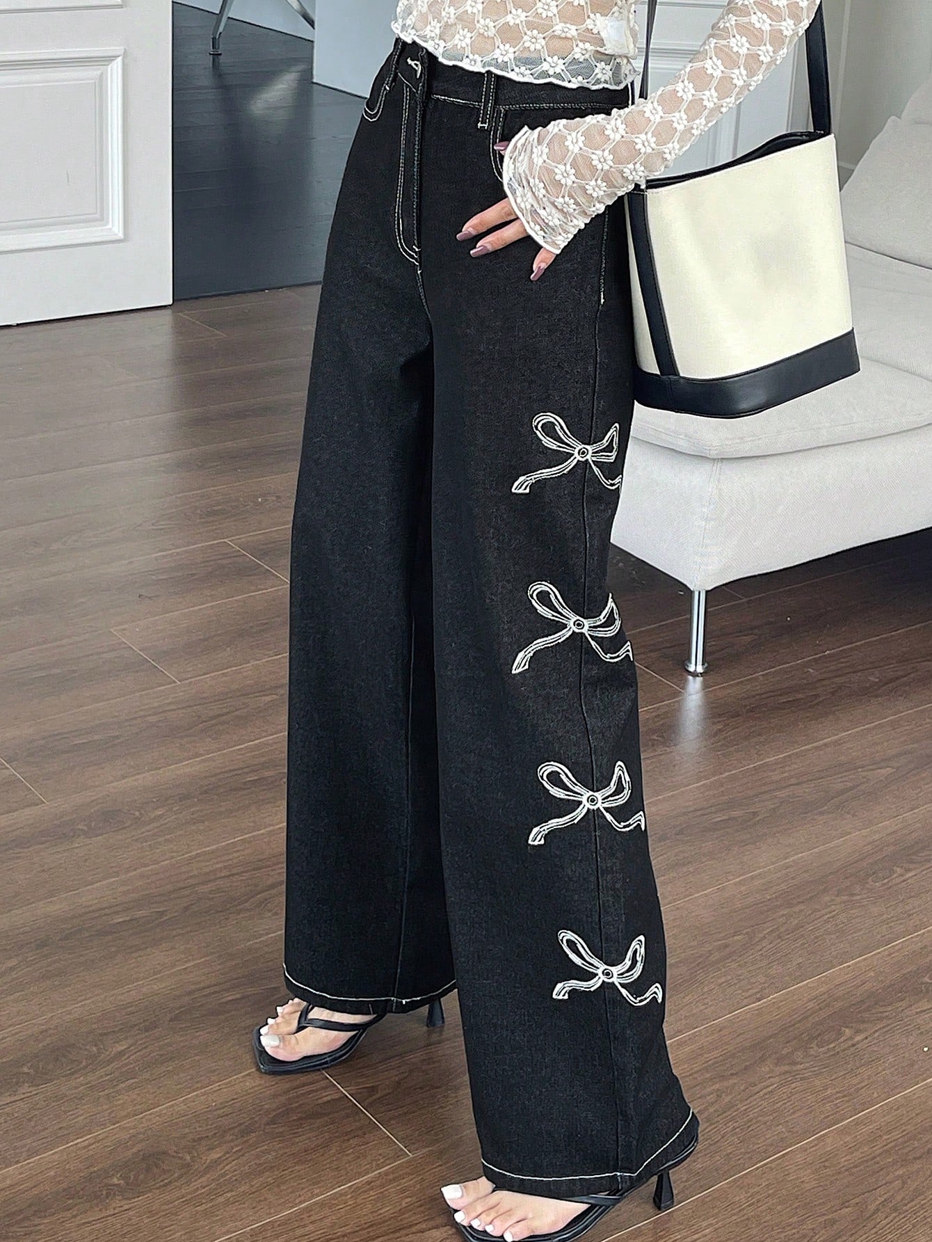 جينز واسع الساقين بطبعة القوس