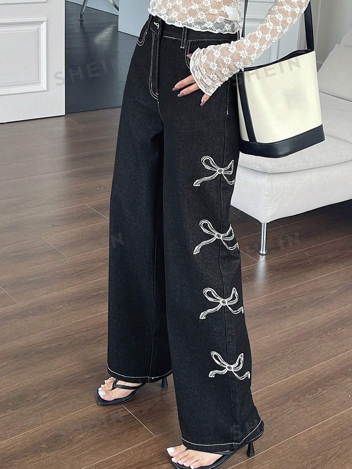 جينز واسع الساقين بطبعة القوس