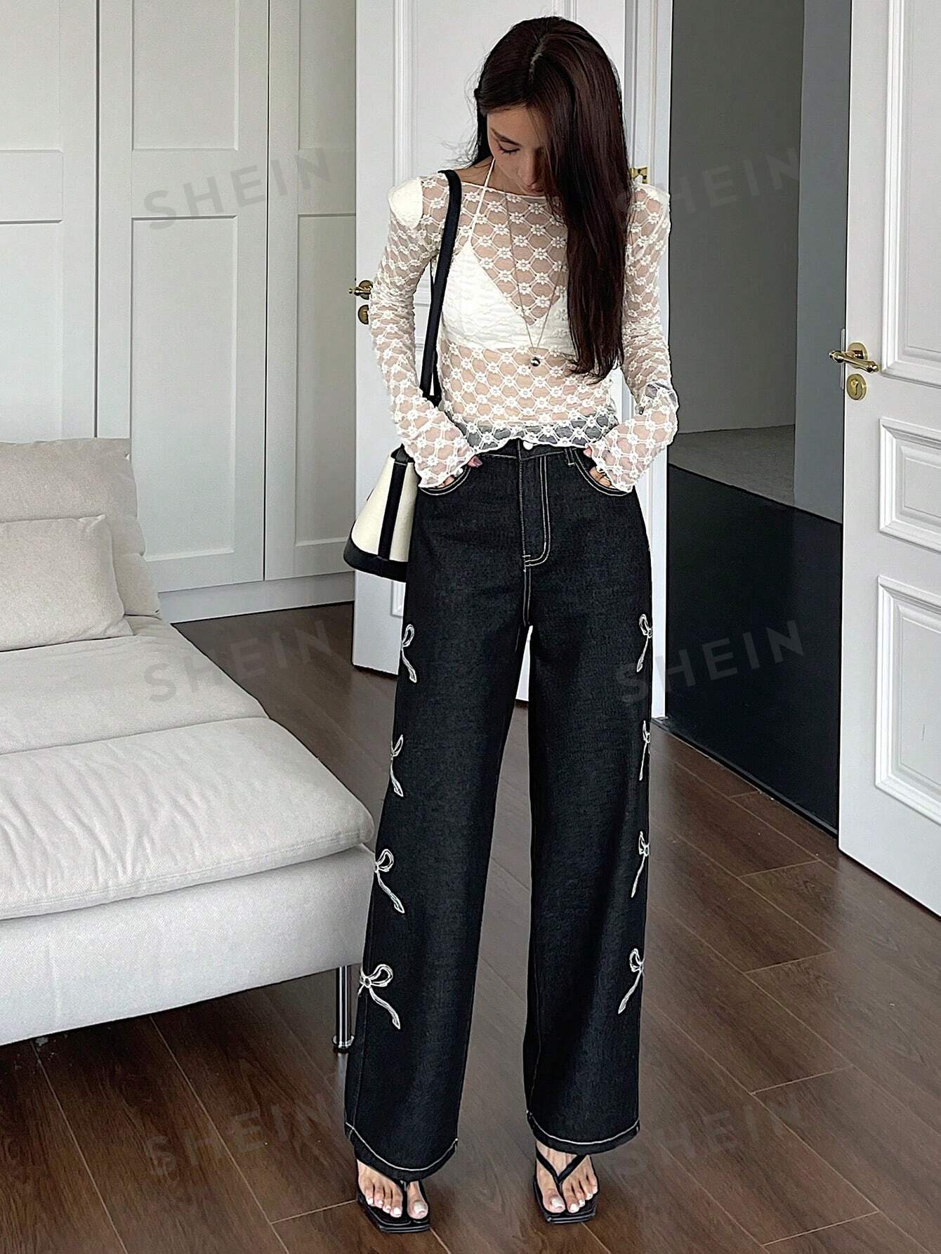 جينز واسع الساقين بطبعة القوس