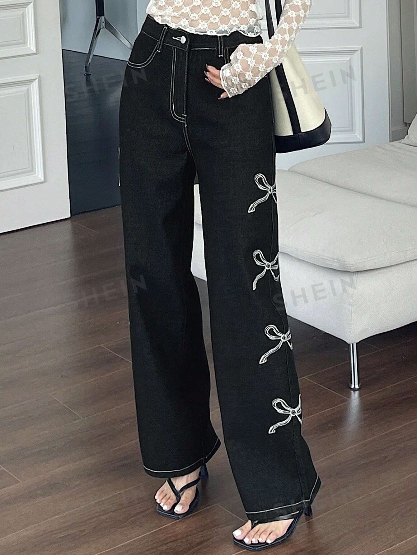 جينز واسع الساقين بطبعة القوس