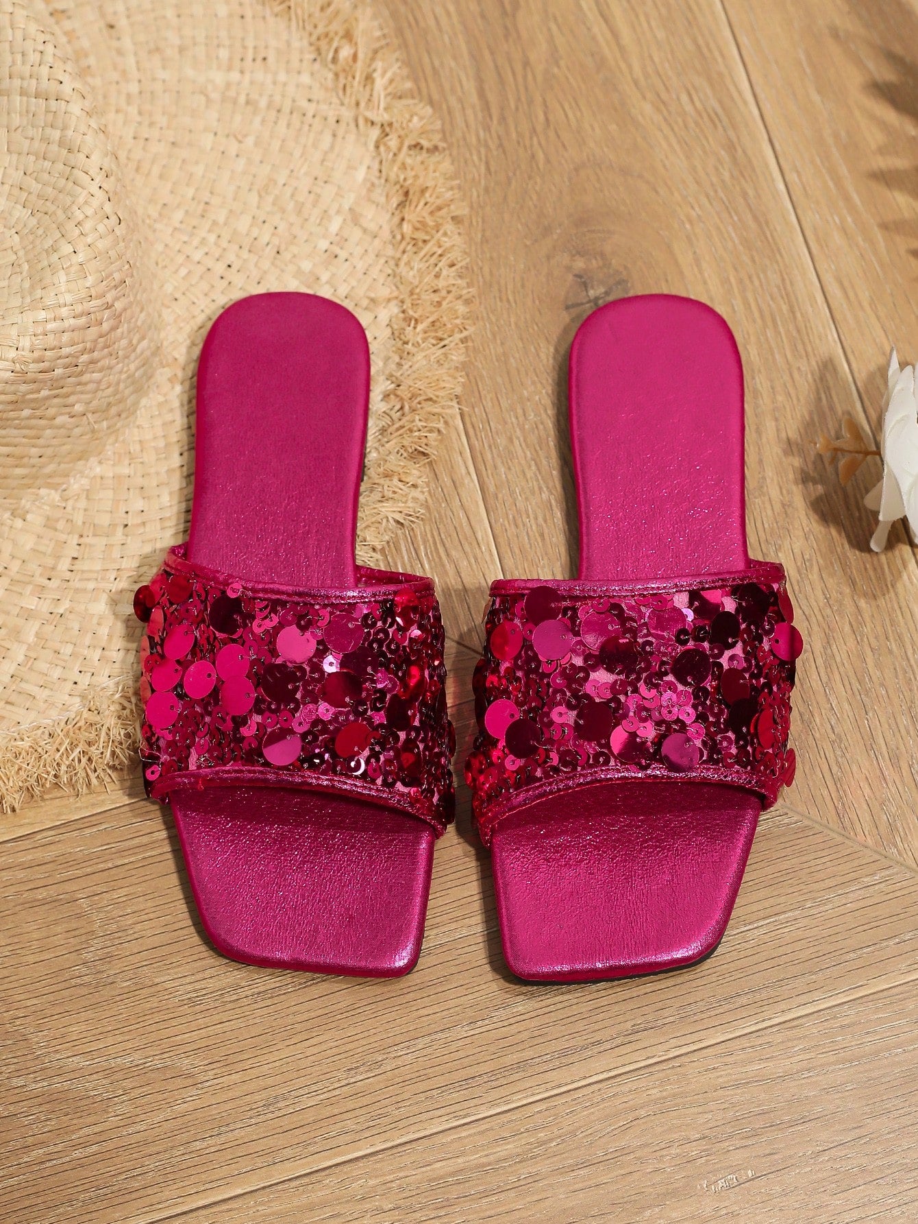 صندل مسطح نسائي عصري كبير ومقدمة مربعة ومطرز بالترتر، صيفي