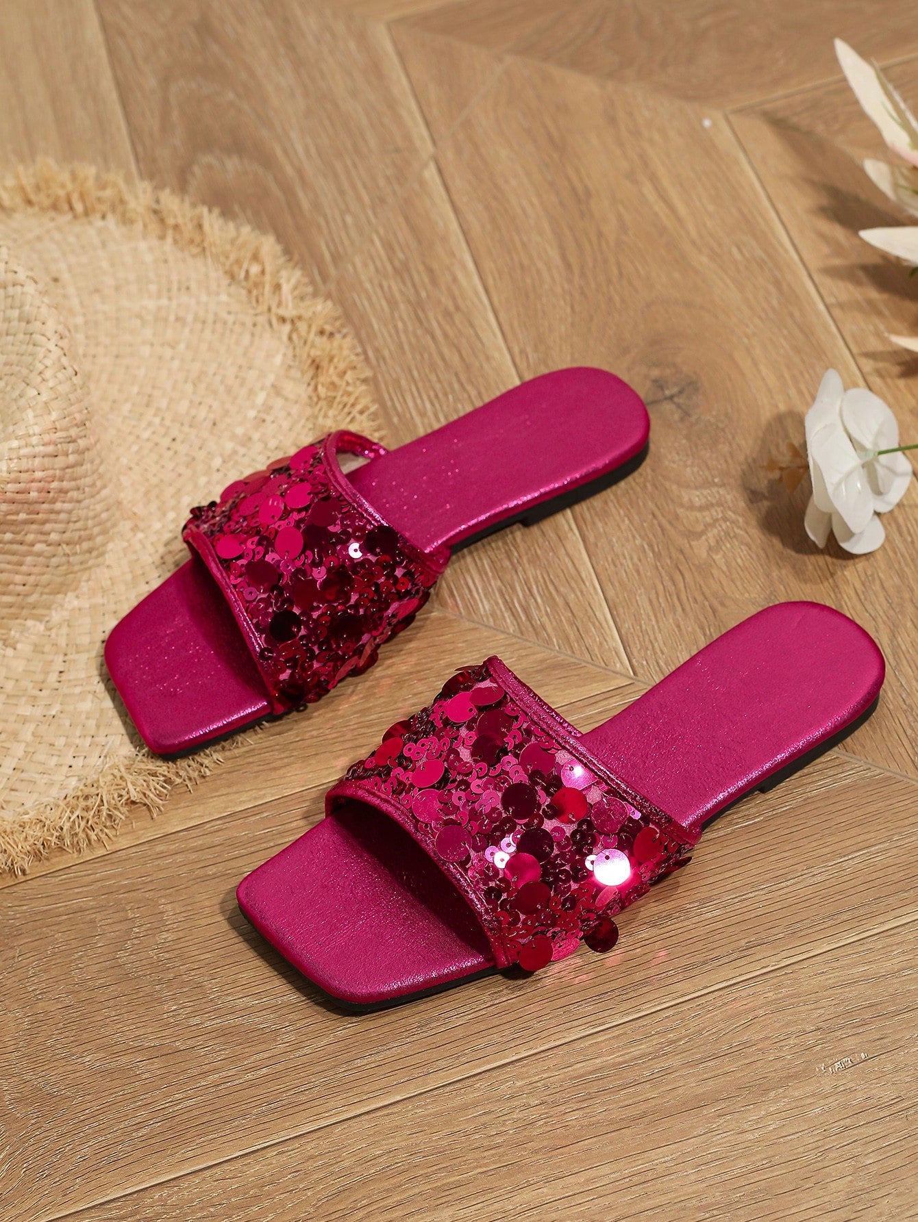 صندل مسطح نسائي عصري كبير ومقدمة مربعة ومطرز بالترتر، صيفي