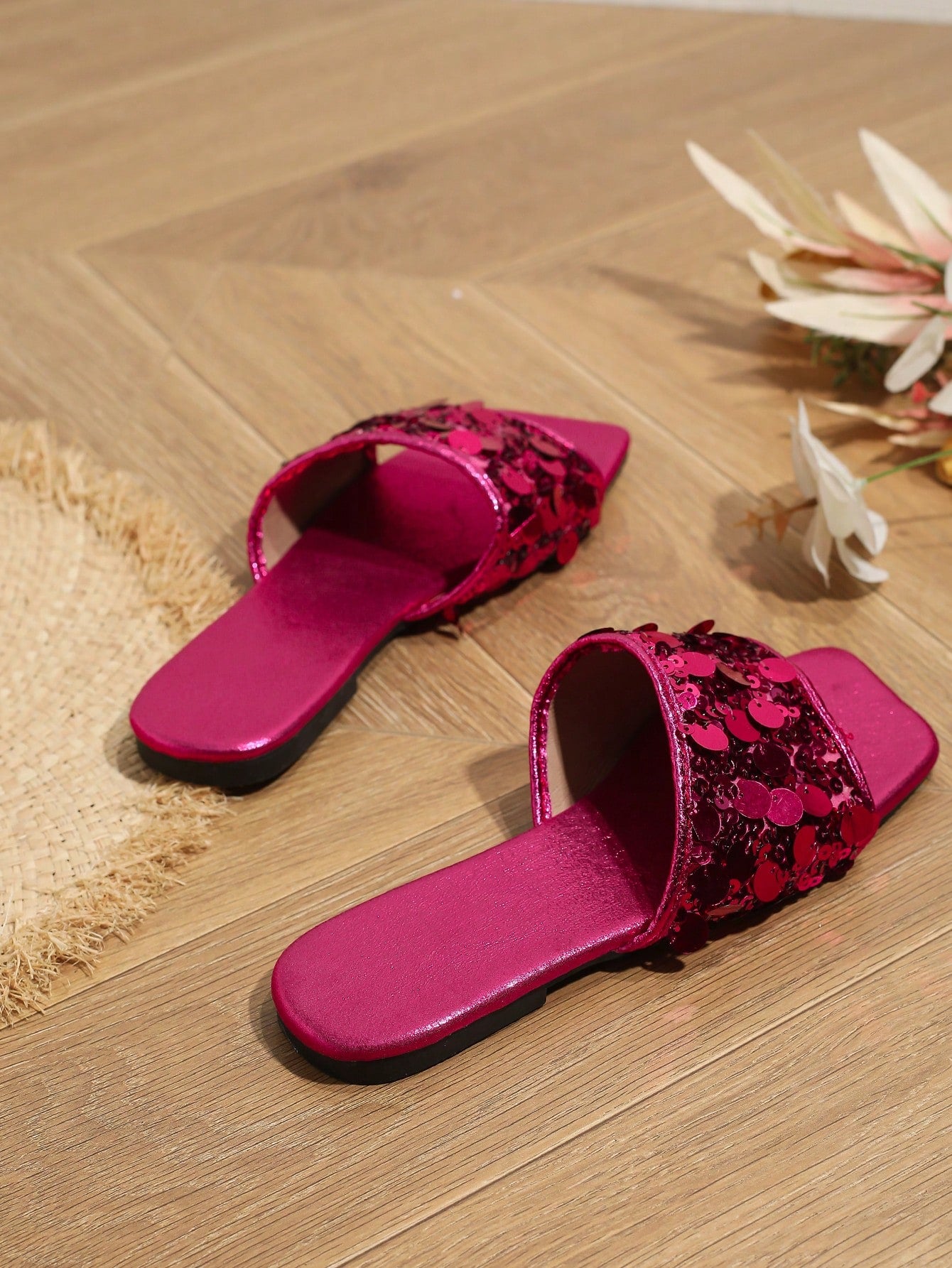 صندل مسطح نسائي عصري كبير ومقدمة مربعة ومطرز بالترتر، صيفي