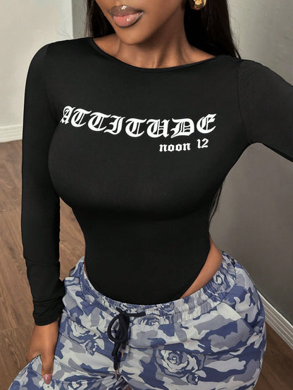 بودي سوت نسائي بأكمام طويلة وطبعة حرفية جذابة وظهر متقاطع عاري الظهر