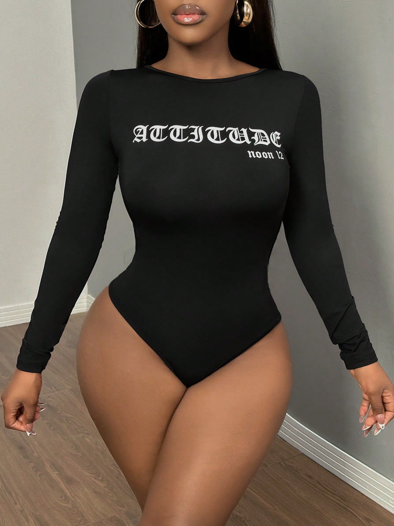 بودي سوت نسائي بأكمام طويلة وطبعة حرفية جذابة وظهر متقاطع عاري الظهر