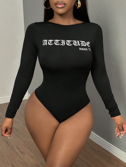 بودي سوت نسائي بأكمام طويلة وطبعة حرفية جذابة وظهر متقاطع عاري الظهر