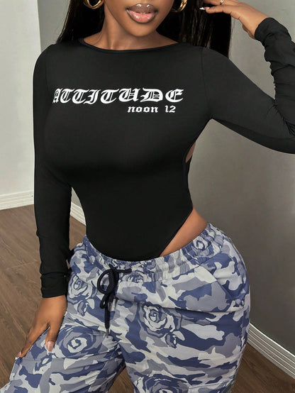 بودي سوت نسائي بأكمام طويلة وطبعة حرفية جذابة وظهر متقاطع عاري الظهر