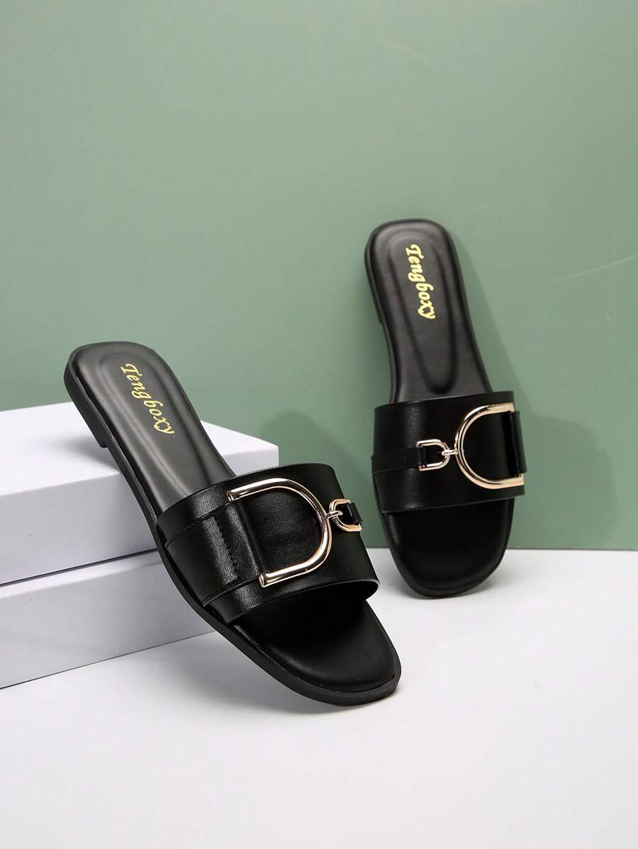 صنادل نسائية أنيقة مسطحة