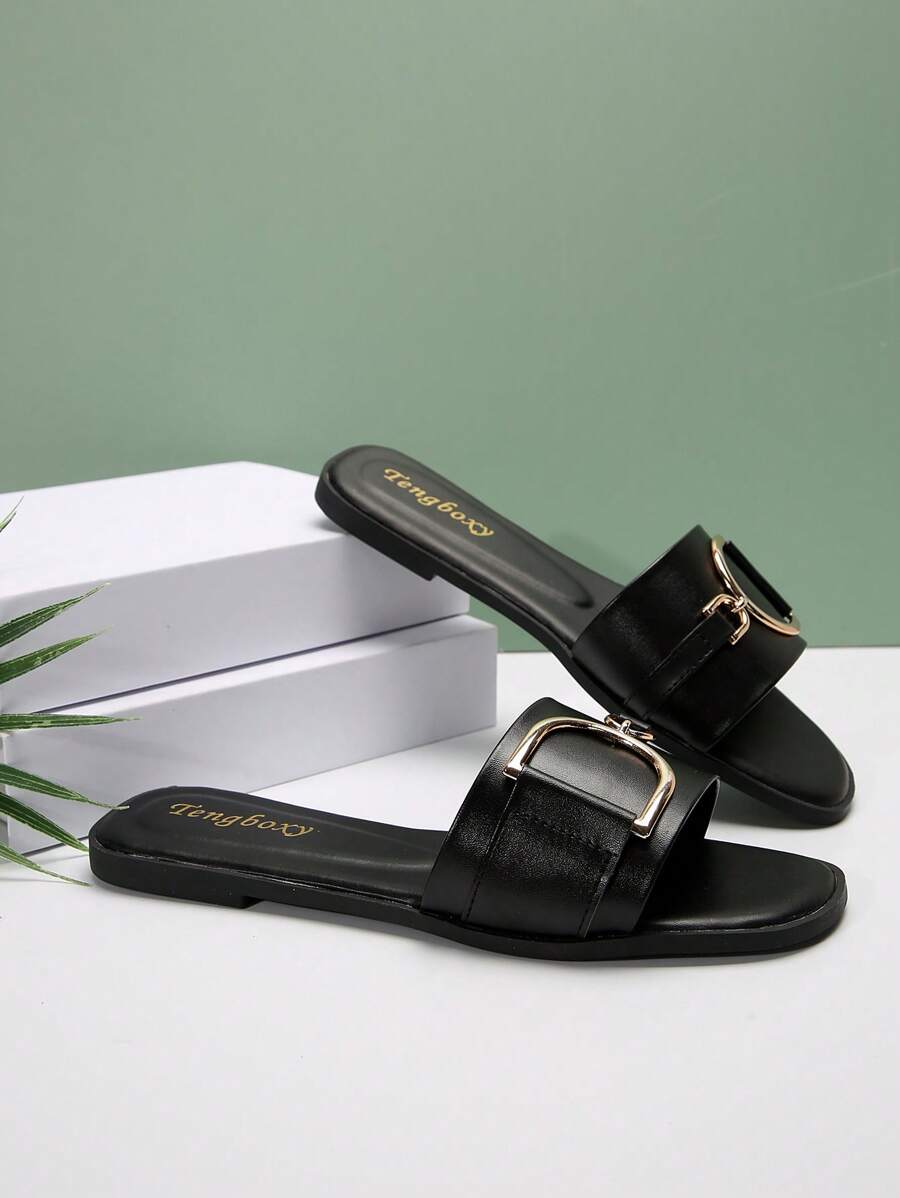 صنادل نسائية أنيقة مسطحة