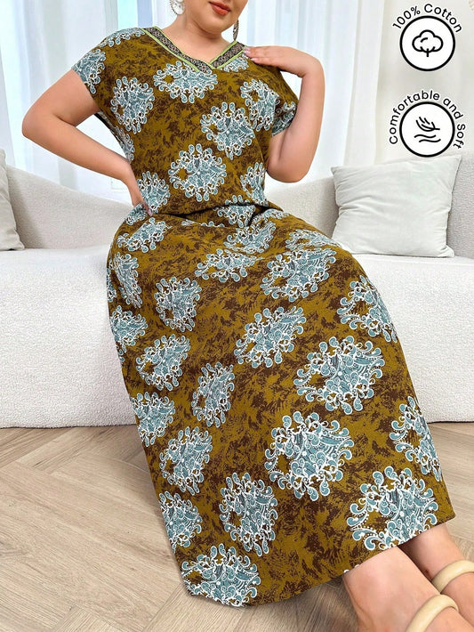 ملابس نسائية يومية بالقياس الزائد مطبوع عليها رسومات عربية بسيطة