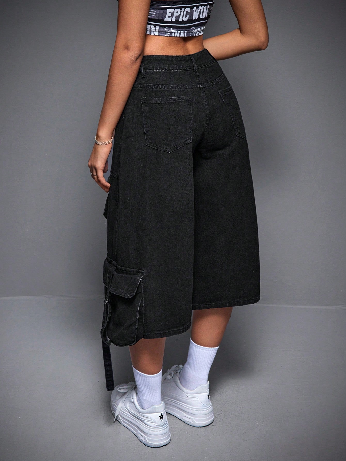 جينز نسائي واسع بالساق بقصة فضفاضة بسبعة أرباع الطول و جيوب عمل متعددة